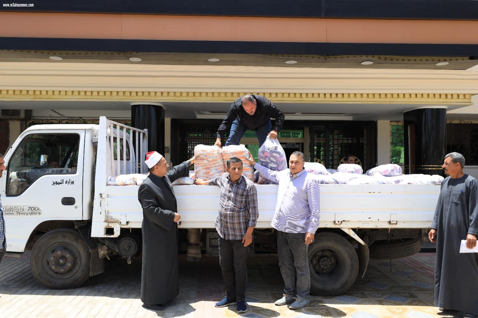توزيع 4 طن أرز وسكر على الأسر الأولى بالرعاية بمراكز كفر الشيخ 
