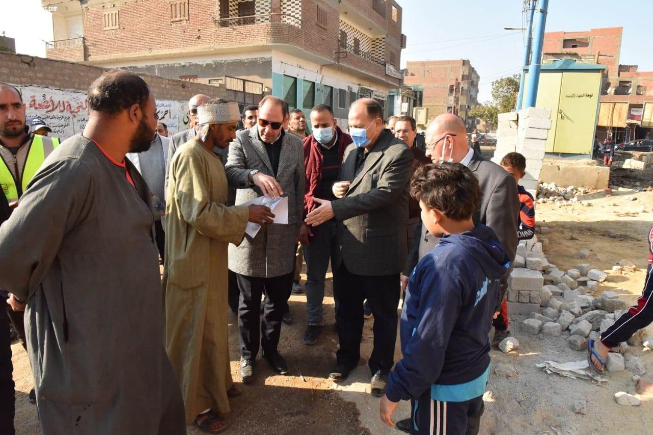 محافظ أسيوط ورئيس جهاز تعمير الوادي الجديد يتفقدان أعمال إنشاء مجمع خدمات المواطنين ومجمع الخدمات الزراعية بقرية صنبو بديروط ضمن مشروعات 