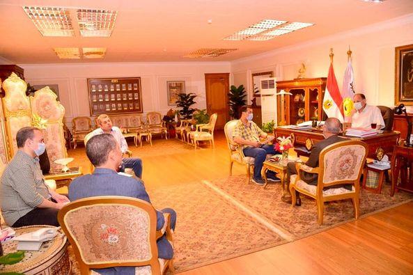 محافظ أسيوط يقرر تخفيض الحد الأدنى للقبول بالصف الأول الثانوى للمرة الثانية بمعدل درجتين ليصبح القبول بالثانوى العام 253 درجة بالمدارس ذات الكثافة المنخفضة 