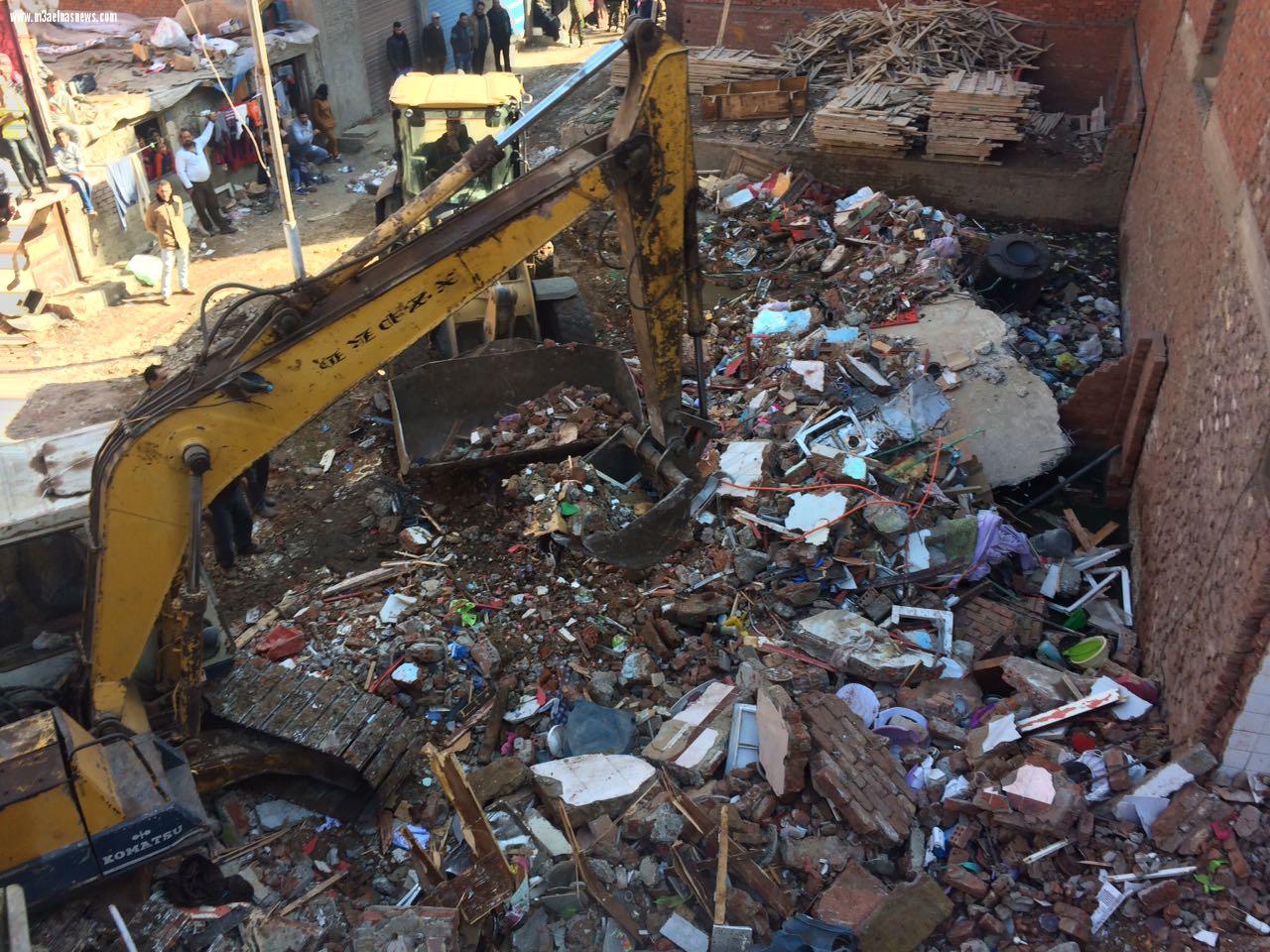 بعد انتشال جثة شاب وشقيقته.. ارتفاع ضحايا عقار عزبة الصفيح بالدقهلية لـ5 .. 