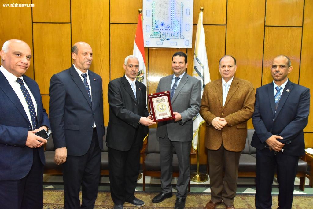 نائب وزير المالية ومحافظ أسيوط يفتتحان أعمال تطوير ورفع كفاءة مبنى المديرية المالية