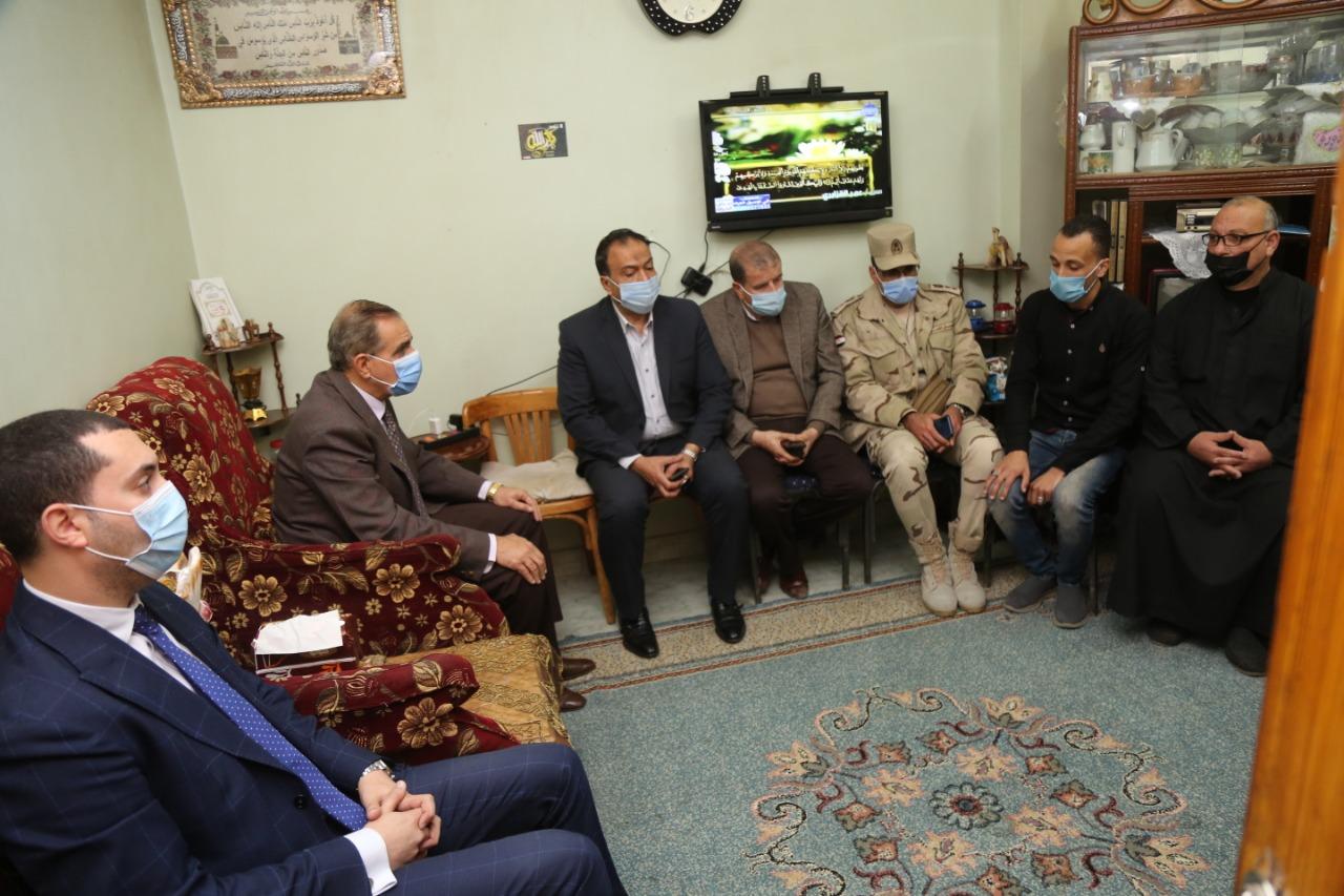 محافظ كفر الشيخ يقدم واجب العزاء لأسرة السواحلي شهيد سيناء 