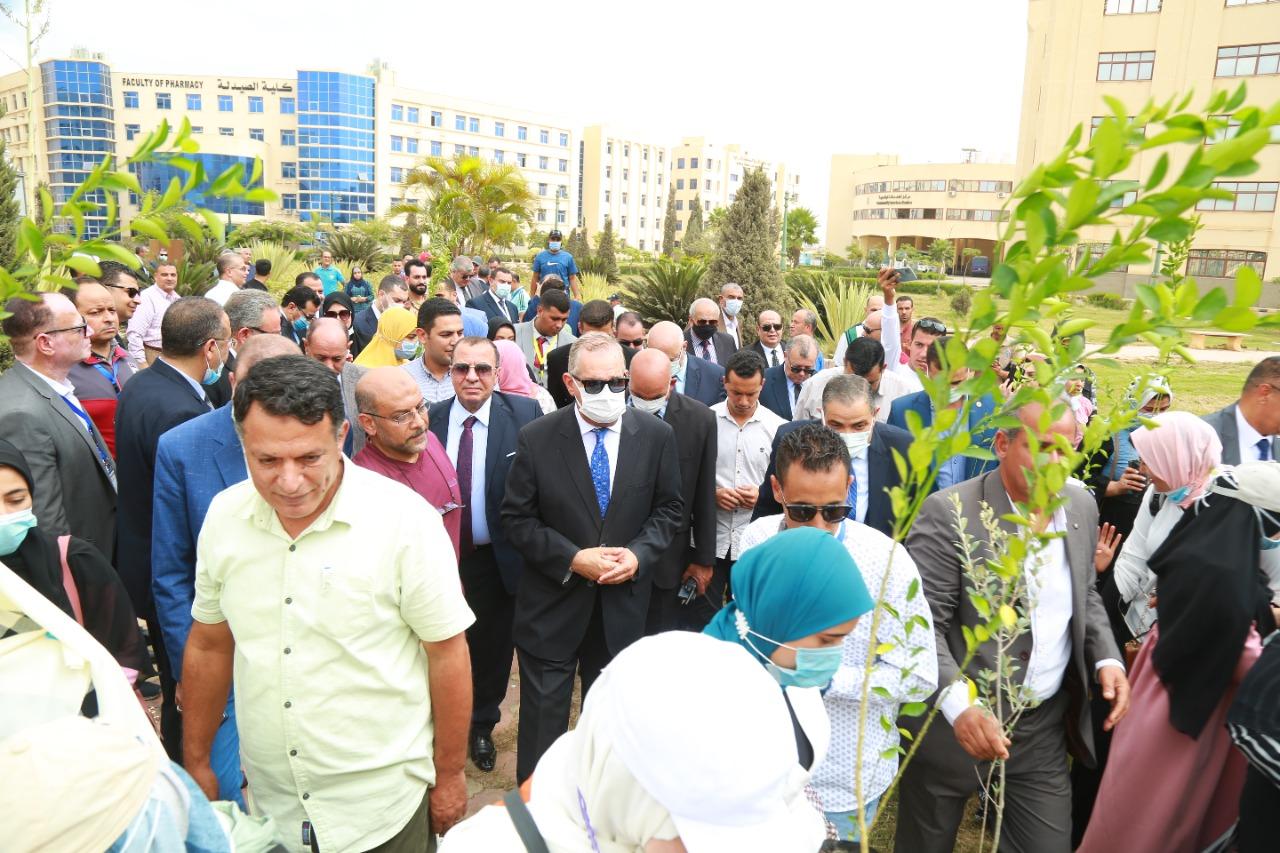 محافظ كفر الشيخ ورئيس الجامعة يثنون على العروض الرياضية للجامعات المصرية