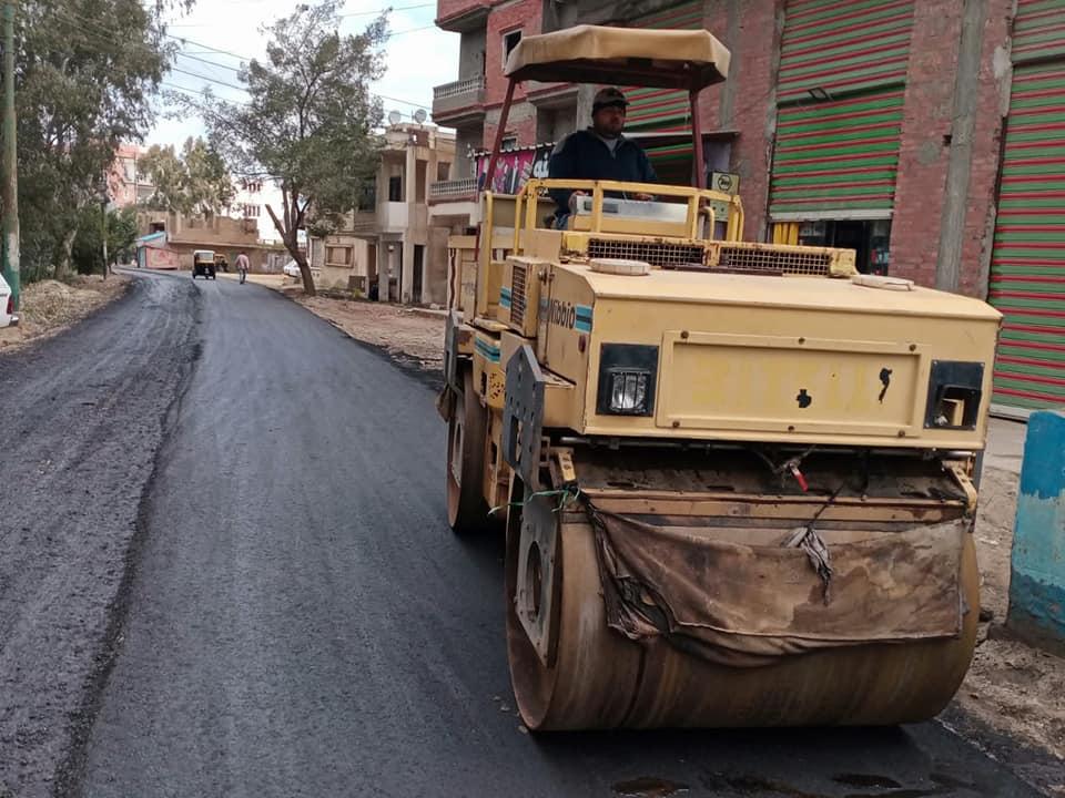  محافظ كفرالشيخ يوجه باستمرار أعمال الرصف بمراكز ومدن المحافظة