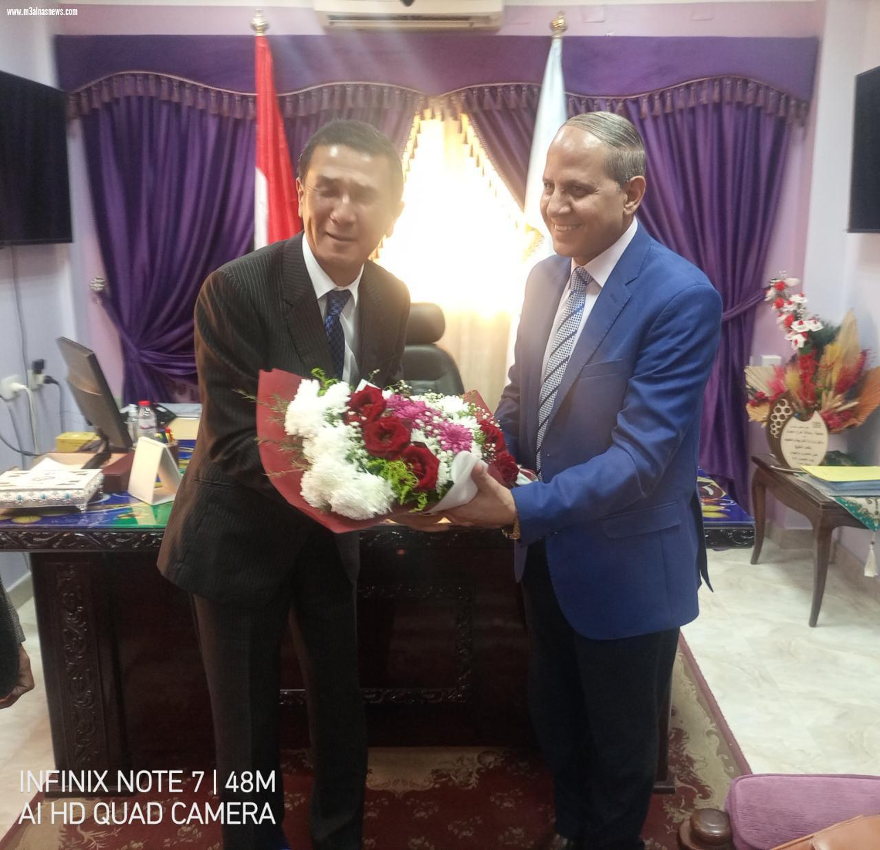 خبير ياباني يشيد بالحضارة المصرية خلال لقائه بوكيل تعليم كفر الشيخ