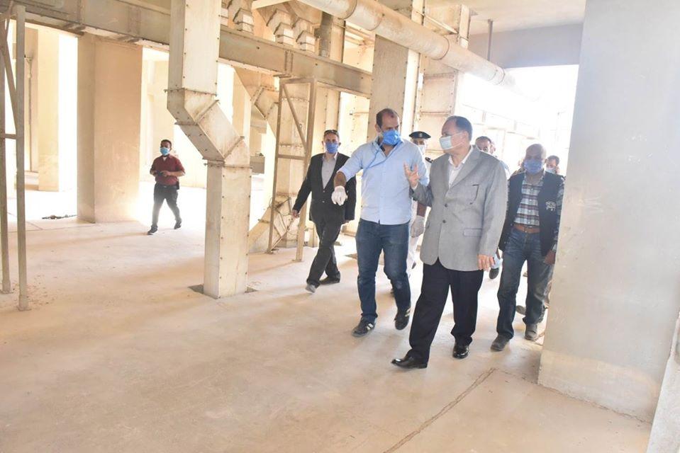 محافظ أسيوط يتفقد صوامع عرب العوامر لمتابعة توريد محصول القمح