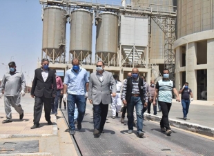 محافظ أسيوط يتفقد صوامع عرب العوامر لمتابعة توريد محصول القمح
