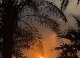 في ليِلةً ذات شتاء          حينما يتدفق بتُراب العُمر علي الوجه      شيءًُ آخر يتحدث