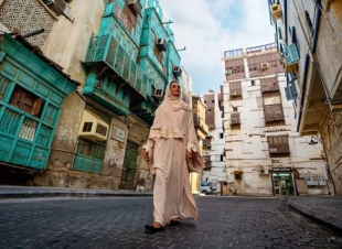 السعودية تتيح لحاملي تأشيرتها السياحية أداء مناسك العمرة