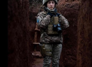  الحرية تدفع المرأة الأوكرانية لحمل السلاح لتدافع عن الوطن