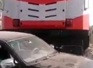مكافئة من السكة الحديد لسائق القطار الذي انقذ السيارة 