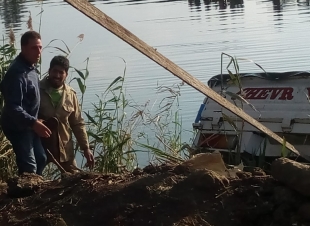 بسبب السرعة الجنونية.. انقلاب سيارة ووفاة قائدها بمصرف كتشنر بكفر اللشيخ.. صور