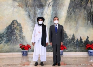 وزير الخارجية الصيني يلتقي الزعيم السياسي لحركة طالبان الأفغانية