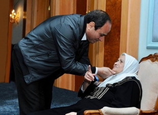 الرئيس السيسي ينشر أول صورة له مع والدته الراحلة بمناسبة عيد الأم