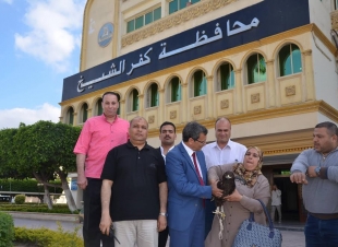 نسر يلجأ لديوان كفر الشيخ هربًا من غربان.. والمحافظ يشكل لجنة لرعايته