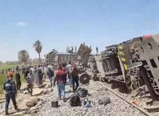 مصرع 32 مواطناً وإصابة 66 آخرين فى حادث قطارى سوهاج