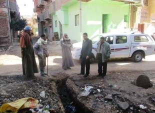 نائب رئيس بيلا يتابع نقص مياه الشرب فى أحد الأحياء