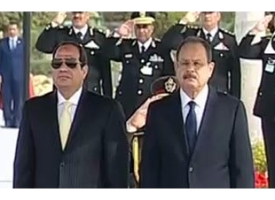 السيسي يضع إكليل زهور على نصب شهداء الشرطة فى الاحتفال بعيدهم